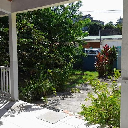 La Petite Maison, Spacieuse, Avec Jardin / Parking サント・ローズ エクステリア 写真