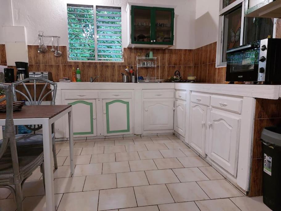 La Petite Maison, Spacieuse, Avec Jardin / Parking サント・ローズ エクステリア 写真