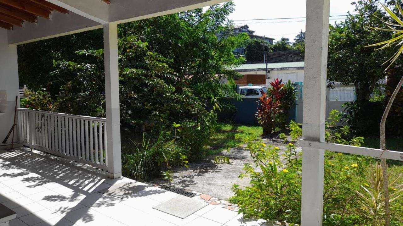 La Petite Maison, Spacieuse, Avec Jardin / Parking サント・ローズ エクステリア 写真