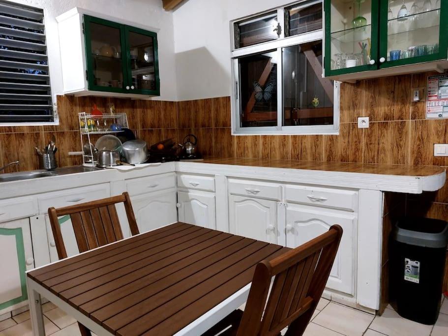 La Petite Maison, Spacieuse, Avec Jardin / Parking サント・ローズ エクステリア 写真